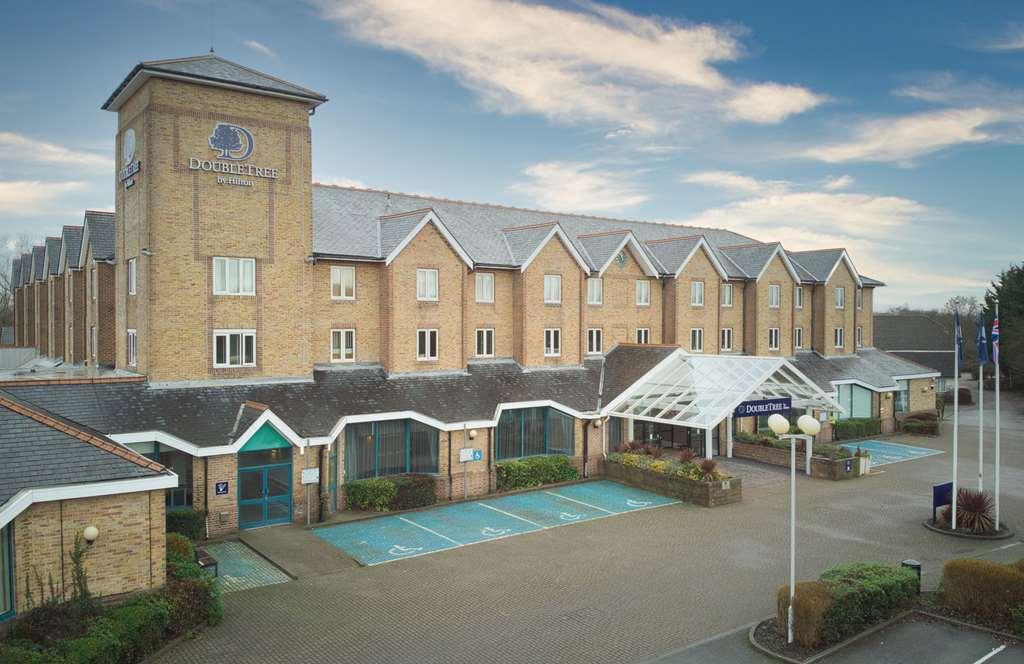 Doubletree By Hilton London Elstree Hotel Borehamwood Bagian luar foto
